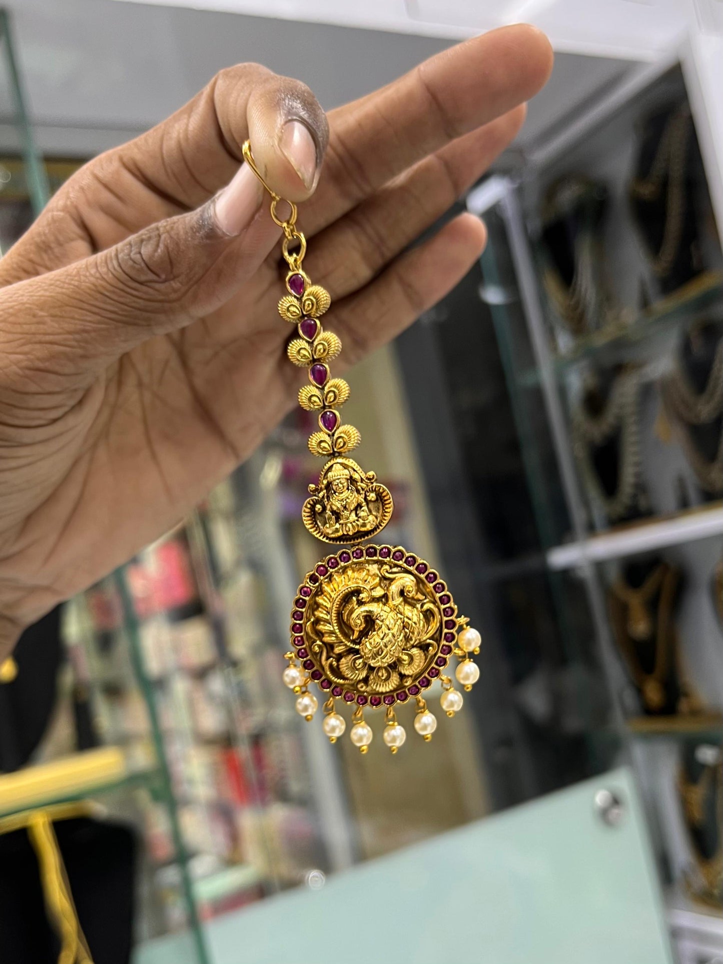 Nakshi work with Kempu Stones Tikka